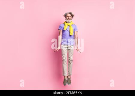 Photo du corps entier de l'homme mûr saut vers le haut ont le plaisir chandail à nouer excitée isolé sur fond pastel Banque D'Images