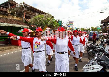 Processus des écoliers à Ubud, Bali, le jour de clôture de l'école Banque D'Images