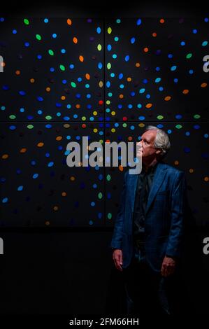 SOUS EMBARGO JUSQU'À 00.01 LE LUNDI 10 MAI - LONDRES, ROYAUME-UNI. 6 mai 2021. Andrew Parker avec son travail, qui fait partie de la couleur naturellement brillante. Une nouvelle exposition, à Kew Gardens, présentant une couleur structurale pure - la couleur la plus vive et la plus lumineuse de la planète. En reproduisant les nuances les plus vives du monde naturel, Natural Brilliant Color inclut des œuvres d'artistes tels que Robert John Thornton, Julia Trickey et Coral G Guest. L'exposition se déroule du lundi 17 mai au dimanche 26 septembre 2021, à la Shirley Sherwood Gallery of Botanical Art. Crédit : Guy Bell/Alay Live News Banque D'Images