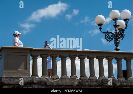 Posant pour une photo, sur la terrasse panoramique de la Piazzale Michelangelo. Ciel bleu en arrière-plan. Banque D'Images