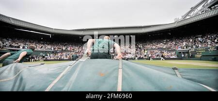 CHAMPIONNATS DE TENNIS DE WIMBLEDON 2008. 9E JOUR 2/7/2008 HOMMES QUATER-FINAL. RODGER FEDERER PENDANT SON MATCH AVEC MARIO ANCIC. LA PLUIE ARRÊTE LA LECTURE. PHOTO DAVID ASHDOWN Banque D'Images