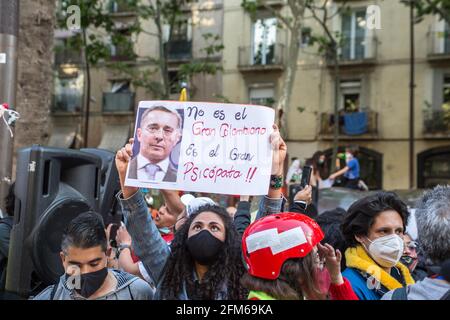 5 mai 2021, Barcelone, Catalogne, Espagne: Un manifestant est vu avec une affiche avec la photo d'Alvaro Uribe, ancien président colombien, qui dit qu'il n'est pas le grand colombien, il est le grand psychopathe.environ 400 personnes, la plupart de la communauté colombienne de Barcelone, Ont manifesté un jour de plus en faveur de la ''grève civique indéfinie'', les manifestations qui ont rempli les villes de Colombie pendant des jours contre les politiques du Président Ivan Duque Marquez, Qui comprennent la réforme du travail, la réforme de la santé, la réforme des pensions et une demande de justice pour près d'un millier de cas d'abus de la police regi Banque D'Images