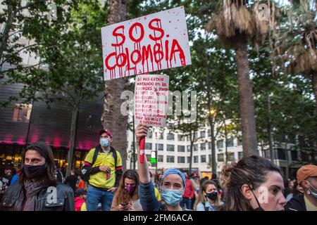 Barcelone, Catalogne, Espagne. 5 mai 2021. Le manifestant est vu avec un écriteau qui lit, SOS Colombie.environ 400 personnes, la plupart du temps de la communauté colombienne de Barcelone, ont manifesté un jour de plus en faveur de la ''grève civique indéfinie'', les manifestations qui ont rempli les villes de Colombie pendant des jours contre les politiques du Président Ivan Duque Marquez, Qui comprennent la réforme du travail, la réforme de la santé, la réforme des pensions et une demande de justice pour les près de mille cas d'abus de la police enregistrés au cours des marches de ces derniers jours. Credit: Thiago Prudencio/DAX/ZUMA Wire/Alay Live News Banque D'Images