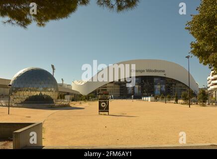 EDome de l'usine de traitement de l'eau devant le entrée au stade velodrome de Marseille Banque D'Images