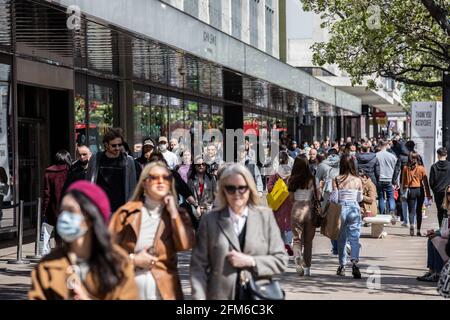 Oxford Street par une journée bondée alors que les acheteurs retournent dans les rues hautes une fois les restrictions de verrouillage du coronavirus levées progressivement, Londres, Royaume-Uni Banque D'Images