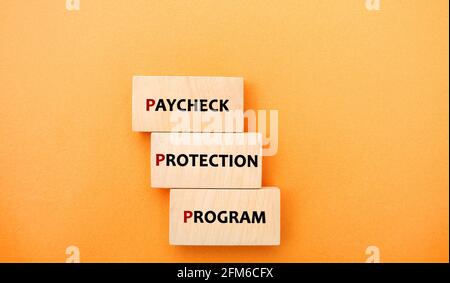 Blocs en bois avec des mots programme de protection de chèque de paie. Prêt qui aide les entreprises à maintenir leur main-d'œuvre employée pendant la crise COVID-19. Affaires an Banque D'Images