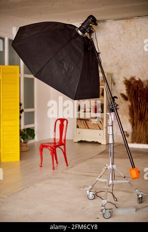 environnement de travail dans un studio de photo. grand octobox et intérieur pour le portrait à la maison Banque D'Images