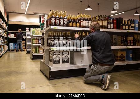 L'illustration montre un fournisseur de boissons et d'aliments en gros à Gand, où les bars et les restaurants sont en stock le jeudi 06 mai 2021. L'horeca Banque D'Images