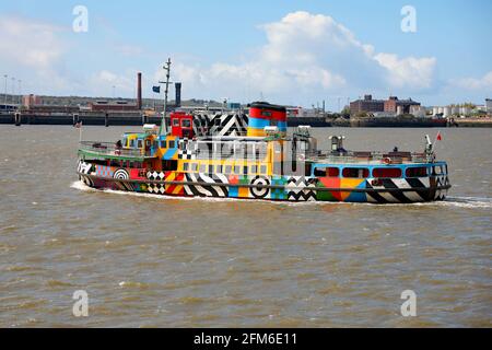 Mersey Ferry de Liverpool quitte le terminal de ferry de Pier Head. Banque D'Images