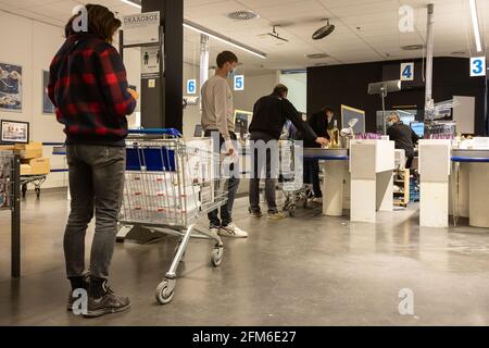 L'illustration montre un fournisseur de boissons et d'aliments en gros à Gand, où les bars et les restaurants sont en stock le jeudi 06 mai 2021. L'horeca Banque D'Images