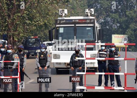 Des officiers de police vus derrière une barricade pour empêcher les manifestants anti-coup d'État militaire de manifester pendant la manifestation du coup d'État militaire. Une foule massive s'est emmenée dans les rues de Lashio pour protester contre le coup d'État militaire et a demandé la libération d'Aung San Suu Kyi. L'armée du Myanmar a arrêté le conseiller d'État du Myanmar Aung San Suu Kyi le 01 février 2021 et a déclaré l'état d'urgence tout en prenant le pouvoir dans le pays pendant un an après avoir perdu les élections contre la Ligue nationale pour la démocratie (NLD). (Photo de Mine Smine/SOPA Images/Sipa USA) Banque D'Images