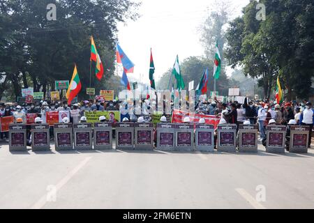 Une ligne de défense des manifestants est vue avec des boucliers devant les manifestants lors d'une manifestation contre le coup d'Etat militaire. Une foule massive s'est emmenée dans les rues de Lashio pour protester contre le coup d'État militaire et a demandé la libération d'Aung San Suu Kyi. L'armée du Myanmar a arrêté le conseiller d'État du Myanmar Aung San Suu Kyi le 01 février 2021 et a déclaré l'état d'urgence tout en prenant le pouvoir dans le pays pendant un an après avoir perdu les élections contre la Ligue nationale pour la démocratie (NLD). (Photo de Mine Smine/SOPA Images/Sipa USA) Banque D'Images