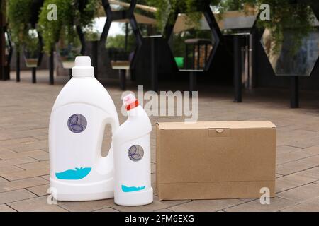 nettoyage et assainissement des toilettes dans des bouteilles en plastique Banque D'Images