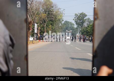 Lashio, État du Shan Nord, Myanmar. 26 février 2021. Des officiers de police vus derrière une barricade pour empêcher les manifestants anti-coup d'état militaire de manifester pendant la manifestation du coup d'état militaire.UNE foule massive s'est emmenée dans les rues de Lashio pour protester contre le coup d'état militaire et a exigé la libération d'Aung San Suu Kyi. L'armée du Myanmar a arrêté le conseiller d'État du Myanmar Aung San Suu Kyi le 01 février 2021 et a déclaré l'état d'urgence tout en prenant le pouvoir dans le pays pendant un an après avoir perdu les élections contre la Ligue nationale pour la démocratie (image de crédit : © Mine Smine/SOPA image Banque D'Images