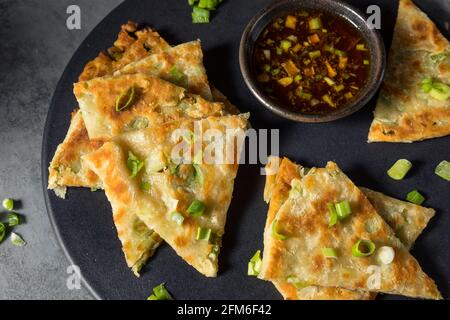 Crêpes au scallion chinois maison avec sauce Banque D'Images