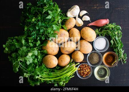 Salade de pommes de terre Chimichurri Ingrédients: Mini pommes de terre jaunes, herbes et épices utilisées pour faire de la salade de pommes de terre Banque D'Images