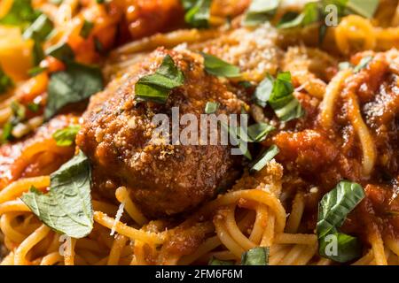 Spaghetti maison et boulettes de dinde avec sauce tomate de basilic Banque D'Images