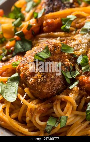Spaghetti maison et boulettes de dinde avec sauce tomate de basilic Banque D'Images