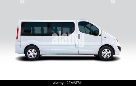 Blanc Mini bus Opel Vivaro vue latérale isolée sur blanc arrière-plan Banque D'Images