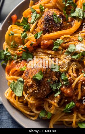Spaghetti maison et boulettes de dinde avec sauce tomate de basilic Banque D'Images