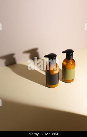 Flacon distributeur en verre ambré, pulvérisateur et pot de crème hydratante. Modèle de conception d'emballage de produits cosmétiques naturels, marquage Banque D'Images