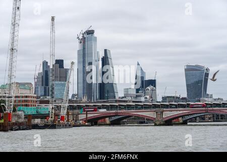 Blackfriars Bridge est un pont routier et piétonnier qui traverse la Tamise à Londres. Londres, Royaume-Uni, 28 juillet 2019 Banque D'Images