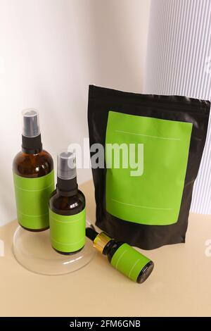 Produits cosmétiques vierges sur fond neutre. Endroit vert pour votre texte. Banque D'Images