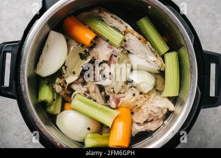 Ingrédients de bouillon osseux dans un pot instantané à partir de la tête Banque D'Images