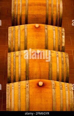 vin jaune pour le vin rouge en sicile plein de leur raisins rouges typiques nerello mascalese Banque D'Images