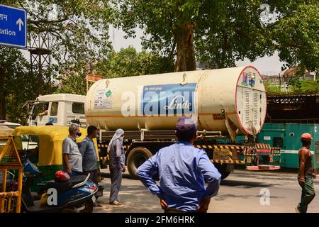 New Delhi, Inde. 06e mai 2021. Un pétrolier à oxygène passant devant l'hôpital LNJP. L'Inde a enregistré un total de 21.512 millions de cas, 17.629 millions de cas de récupération et 4,210 décès dus à la coronavirus. Le gouvernement de Delhi Lok Nayak Jai Prakash Narayan Hospital (LNJP), est l'un des plus grands établissements pour les patients atteints de coronavirus (Covid-19). Crédit : SOPA Images Limited/Alamy Live News Banque D'Images