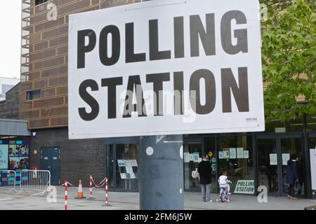 Londres (Royaume-Uni), 6 mai 2021 : bureau de vote du Deptford Lounge. Le jour des élections locales au Royaume-Uni. Banque D'Images