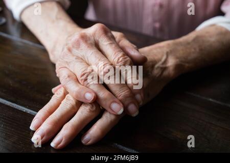 Une paire de femmes âgées les mains de grand-mère se replient et se couchés l'une sur l'autre. Banque D'Images