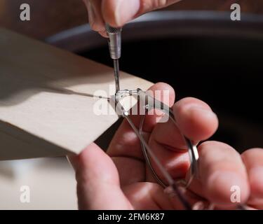 Technicien Optique Réparant Des Lunettes Avec Un Tournevis