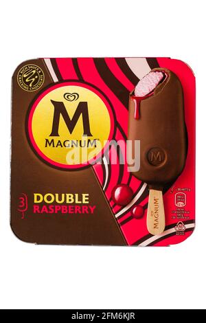 Boîte de Magnum Double framboise glace crèmes isolées Fond blanc - Royaume-Uni Banque D'Images