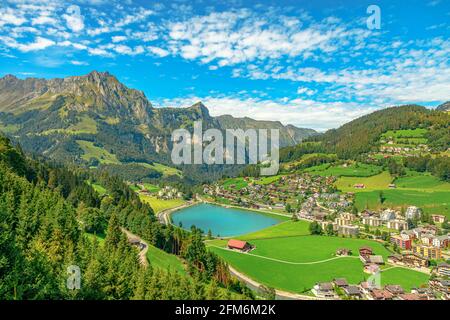 Vallée d'Engelberg avec lac Eugenisee. Vue depuis le téléphérique jusqu'à la montagne Titlis des Alpes Uri. Situé dans les cantons d'Obwalden et de Berne, Suisse Banque D'Images