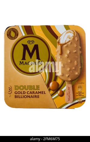 Boîte de Magnum Double or caramel milliardaire icecreams glace Isolé sur fond blanc - Royaume-Uni Banque D'Images