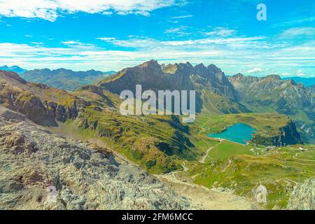 Vallée d'Engelberg avec lac Truebsee. Vue depuis le téléphérique jusqu'à la montagne Titlis des Alpes Uri. Situé dans les cantons d'Obwalden et de Berne, Suisse Banque D'Images