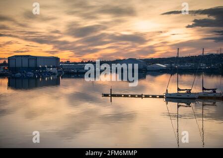 Ponton avec yachts amarrés à Port Solent et chantier de Trafalgar Wharf derrière. Coucher de soleil. Banque D'Images