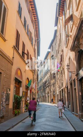 Il Cantastorie Ristorante, situé sur la via della Condotta, 7 Piazza Del mercato, 50122, à Florence, Italie. Les habitants et les touristes se promènent le long du galet Banque D'Images