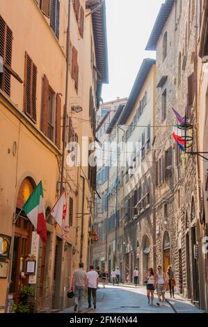 Il Cantastorie Ristorante, situé sur la via della Condotta, 7 Piazza Del mercato, 50122, à Florence, Italie. Les habitants et les touristes se promènent le long du galet Banque D'Images