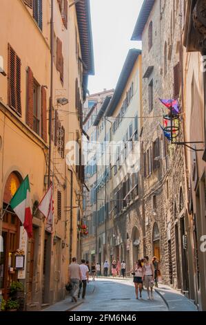 Il Cantastorie Ristorante, situé sur la via della Condotta, 7 Piazza Del mercato, 50122, à Florence, Italie. Les habitants et les touristes se promènent le long du galet Banque D'Images