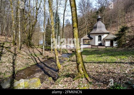 Chapelle de Waldenburg au réservoir de Biggesee près d'Attendorn, Allemagne Banque D'Images