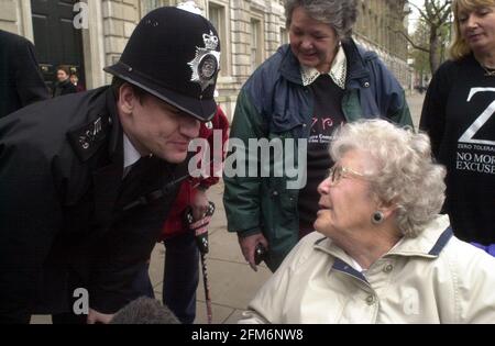 Mary Oldfield, âgée de 82 ans, le 2000 décembre, négociant à l'extérieur de Downing Street pour remettre une lettre à Blair qui se plaignait à la courte peine de David Hampson, qui était marié à sa fille, Claire, qu'il a tuée. Banque D'Images