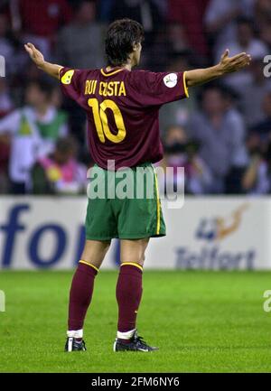 Angleterre / Portugal juin 2000 Portugals Rui Costa fête avec Coéquipiers après avoir obtenu le 3e but contre l'Angleterre Banque D'Images
