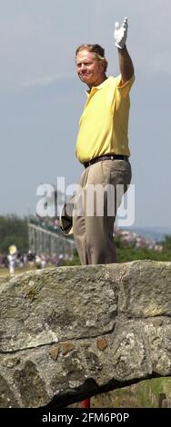 Jack Nicklaus Golfer des États-Unis, le 2000 juillet, se hette devant la foule lors de son dernier match avant de prendre sa retraite, lors du Open Golf Championship à St Andrews, en Écosse. Banque D'Images