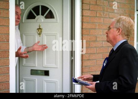 L'ÉLECTION GÉNÉRALE JUIN 2001 LE CONSERVATEUR DAVID SUMBERG FAIT CAMPAGNE LA CIRCONSCRIPTION DE TATTON Banque D'Images