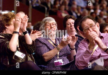 LIB DEM CONFERENCE - BOURNEMOUTH SHIRLEY WILLIAMS À L'ÉCOUTE DU DÉBAT SUR L'ÉQUILIBRE ENTRE LES SEXES EN POLITIQUE. PHOTO : JOHN VOOS 26.9.01 Banque D'Images