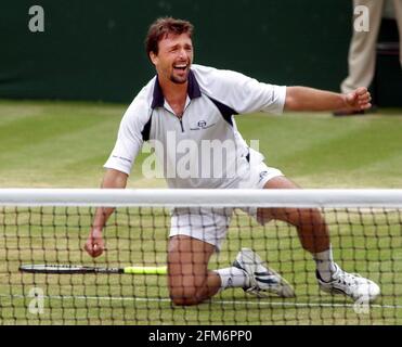 GORAN IVANISEVIC REMPORTE LA FINALE DES HOMMES AUX CHAMPIONNATS DE TENNIS DE WIMBLEDON 2001 Banque D'Images