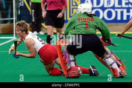 MATCH DU COMMONWEALTH FINALE DE HOCKEY DES WOMANS DE MANCHESTER ANGLETERRE V INDE 3/8/2002 LEISA KING ET CHANU KSHETRIMAYUM PHOTO DAVID ASHDOWN. JEUX DU COMMONWEALTH MANCHESTER Banque D'Images