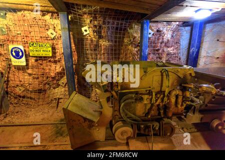 Tennant Creek, Australie - août 2019 : chariot de concasseur de roche souterrain sur rail dans le musée du centre minier de Battery Hill, pendant la visite guidée. Banque D'Images